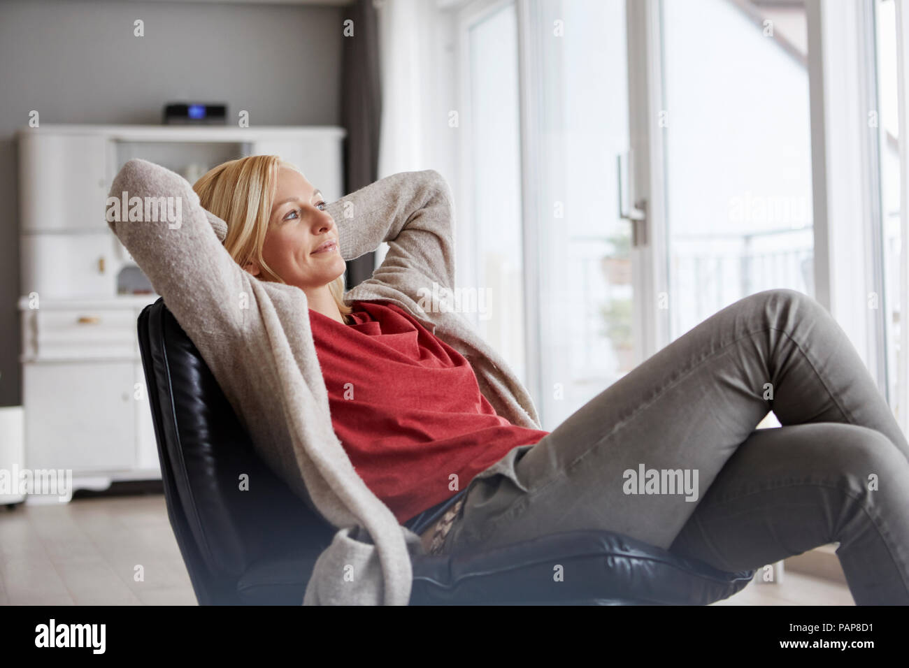 Donna felice in un momento di relax a casa Foto Stock