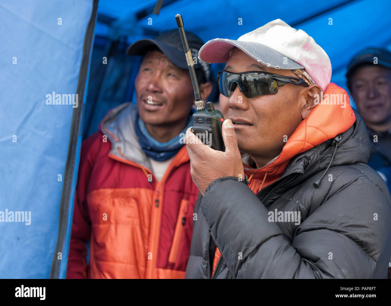 Il Nepal, Solo Khumbu, Everest, Sagamartha National Park, l'uomo a parlare su un walkie-talkie Foto Stock