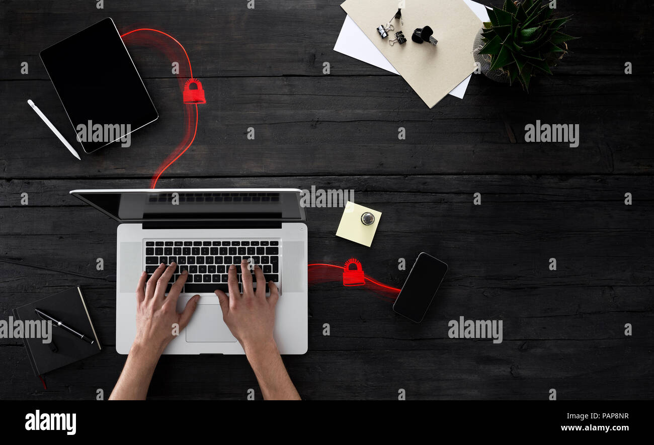 Persona che invia i dati crittografati per dispositivi portatili Foto Stock