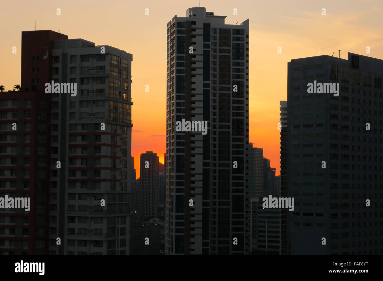 Edifici alti dettaglio con incredibile inquinamento arancione tramonto in Metro Manila, da Kapitolyo, Pasig - Filippine Foto Stock