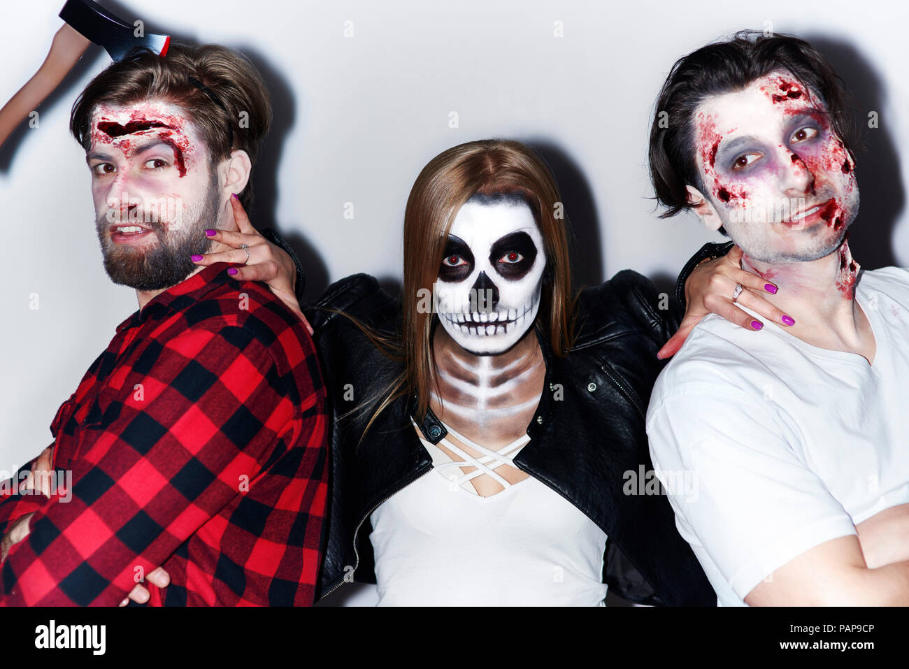 Amici in creepy Halloween costumi, ritratto Foto Stock