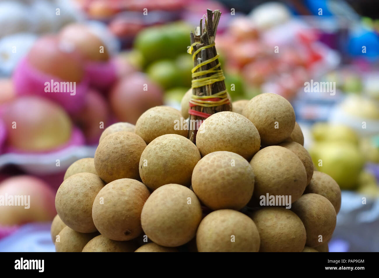 Colorate tropicali Frutta Longan Cluster nel sud-est asiatico mercato alimentare - Intramuros, Manila - Filippine Foto Stock
