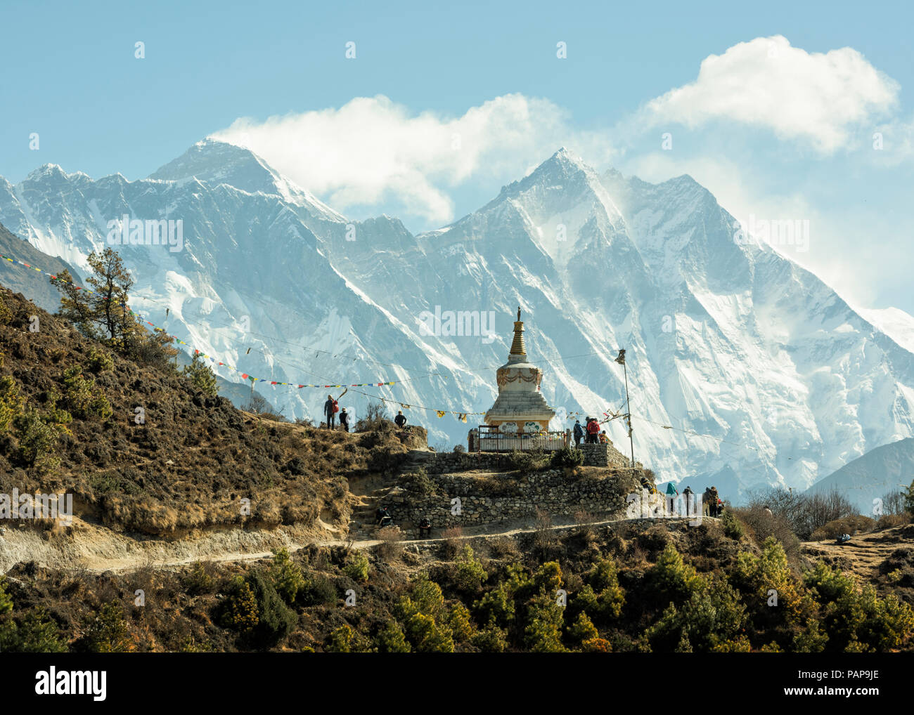 Il Nepal, Solo Khumbu, Everest, Sagamartha National Park, persone che visitano stupa Foto Stock