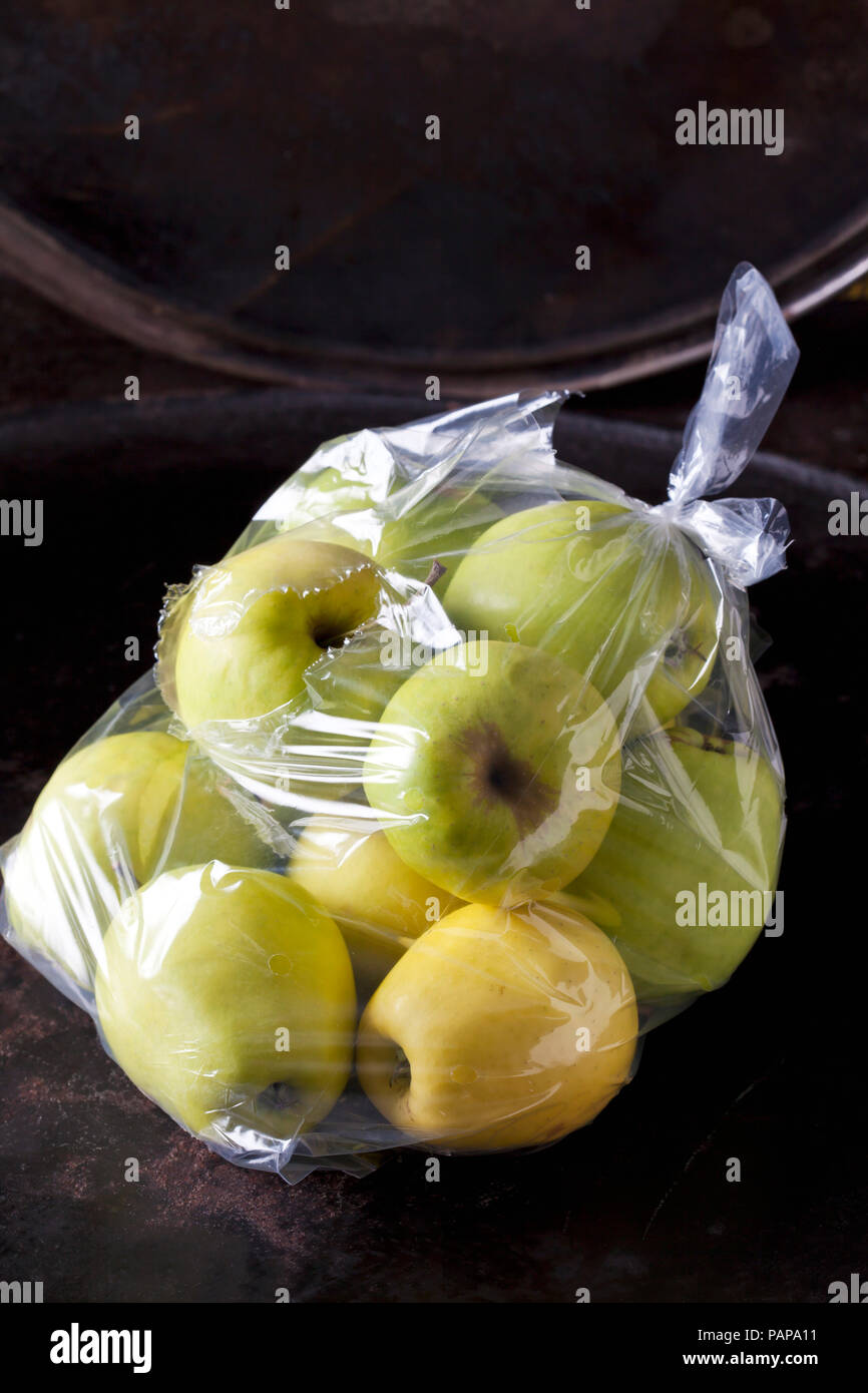 Il sacchetto in plastica di Golden Delicious Foto Stock