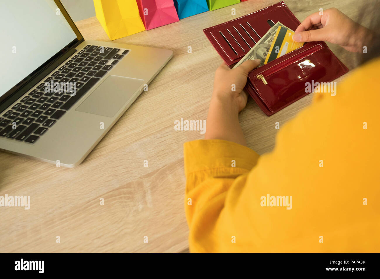 Donna di prelievo carta di credito nel portafoglio per lo shopping online. Foto Stock