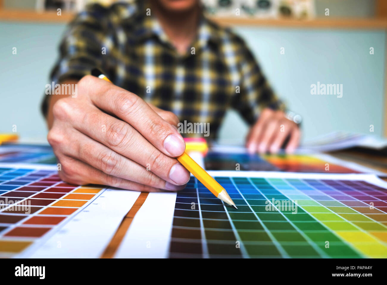 Graphic Designer scegliere i colori da bande di colore dei campioni per la progettazione .Designer grafico creatività concetto di lavoro . Foto Stock