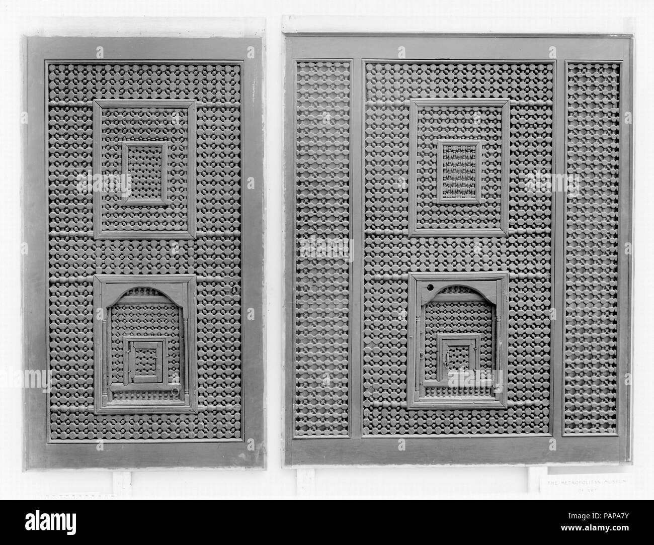 Schermo Mashrabiyya. Dimensioni: schermo una: H. 72 a. (182.9 cm) W. 36 a. (91,4 cm) D. 2. (5.1 cm) Schermo b: H. 72 a. (182.9 cm) W. 54 a. (137,2 cm) D. 2. (5.1 cm). Data: XV-XVI secolo. Mashrabiyya, o finestra in legno di schermi, di solito hanno piccole finestre da cui lo spettatore può vedere passanti senza essere visto o di condurre una conversazione con quelli al di fuori. In questi grandi mashrabiyya pannelli dello schermo un esempio di tali finestre possono essere visto tenendo un ferro di cavallo o arco di curva di forma. Museo: Metropolitan Museum of Art di New York, Stati Uniti d'America. Foto Stock