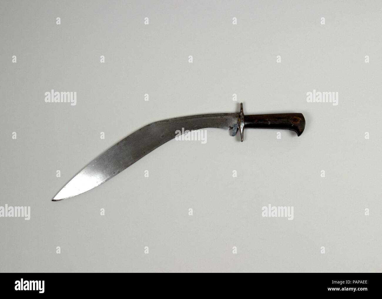 Coltello (Kukri). Cultura: Indiano o nepalese, Gurkha. Dimensioni: L. 18 a.  (45,7 cm); W. 2 3/4 in. (7 cm); Wt. 1 lb. 5.7 oz. (615.2 g). Data: del XIX  secolo. Museo: Metropolitan