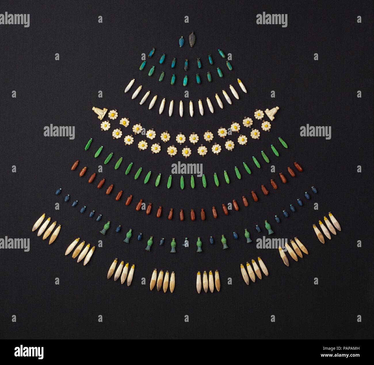 126 perle da ampi colletti. Data: ca. 1550-1295 A.C. Visualizzato con perle di simili (vedere 30.8.288, 45.4.13-correlati), questo gruppo di elementi provenienti da uno o più antico ampio collari consiste di 35 grande fiore bianco petali (3 delle quali sono qui non mostrato), 8 blu-verde cornflowers, 1 blu fiore di loto, 2 white lotus lotus blossoms, 24 rosso date, 30 piccoli blu-verde, date (14 dei quali sono qui non mostrato), e 25 margherite. Museo: Metropolitan Museum of Art di New York, Stati Uniti d'America. Foto Stock