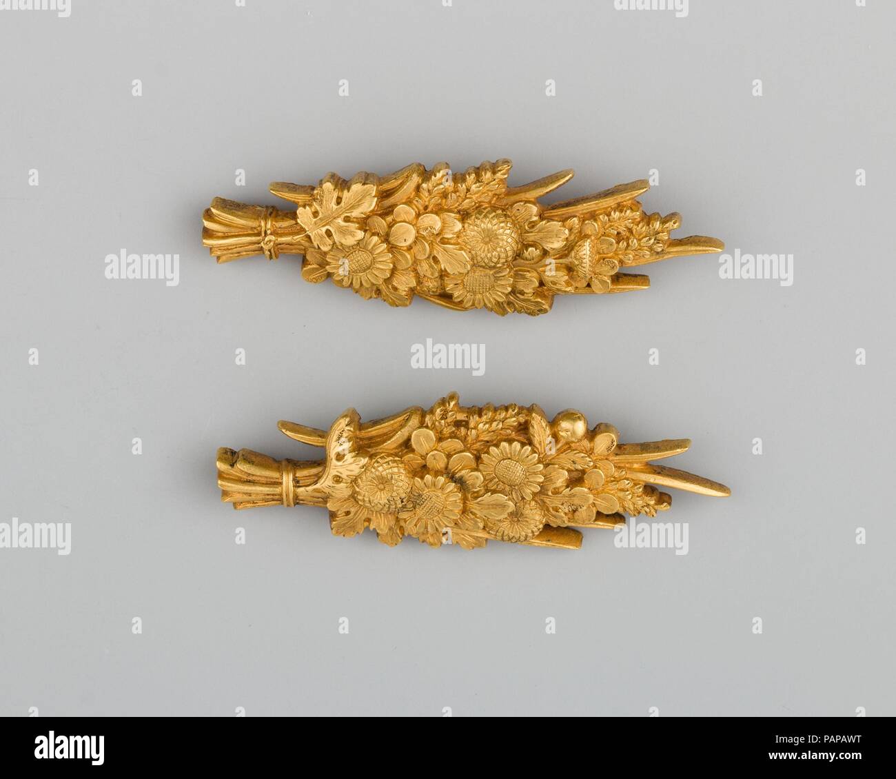 Coppia di ornamenti Sword-Grip (Menuki). Cultura: giapponese. Dimensioni: L. di ogni 2 1/16 in. (5.2 cm); peso di ogni 0,6 oz. (17 g). Data: XVIII secolo. Museo: Metropolitan Museum of Art di New York, Stati Uniti d'America. Foto Stock