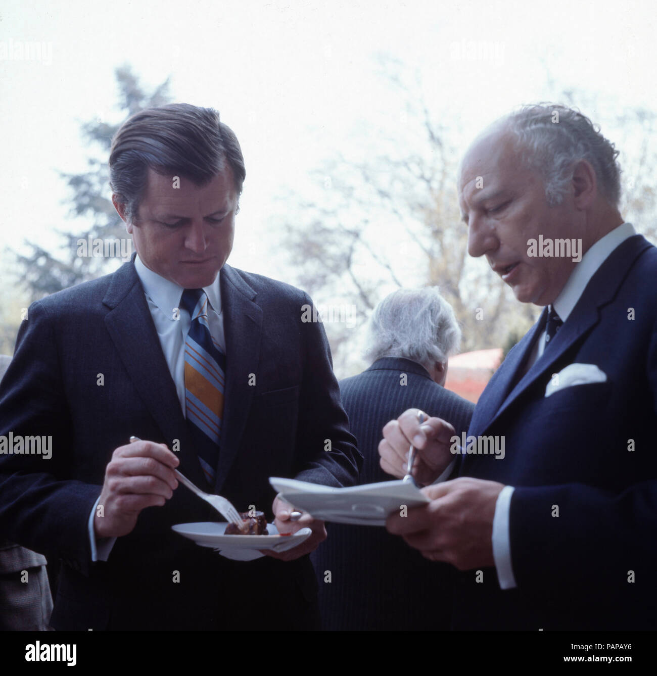 Der amerikanische Senatore Edward Ted Kennedy mit Bundesaußenminister Walter Scheel bei einem Besuch a Bonn, Deutschland 1971. Senatore americano Edward Ted Kennedy parla con il segretario di Stato tedesco Walter Scheel durante la visita a Bonn, Germania 1971. Foto Stock