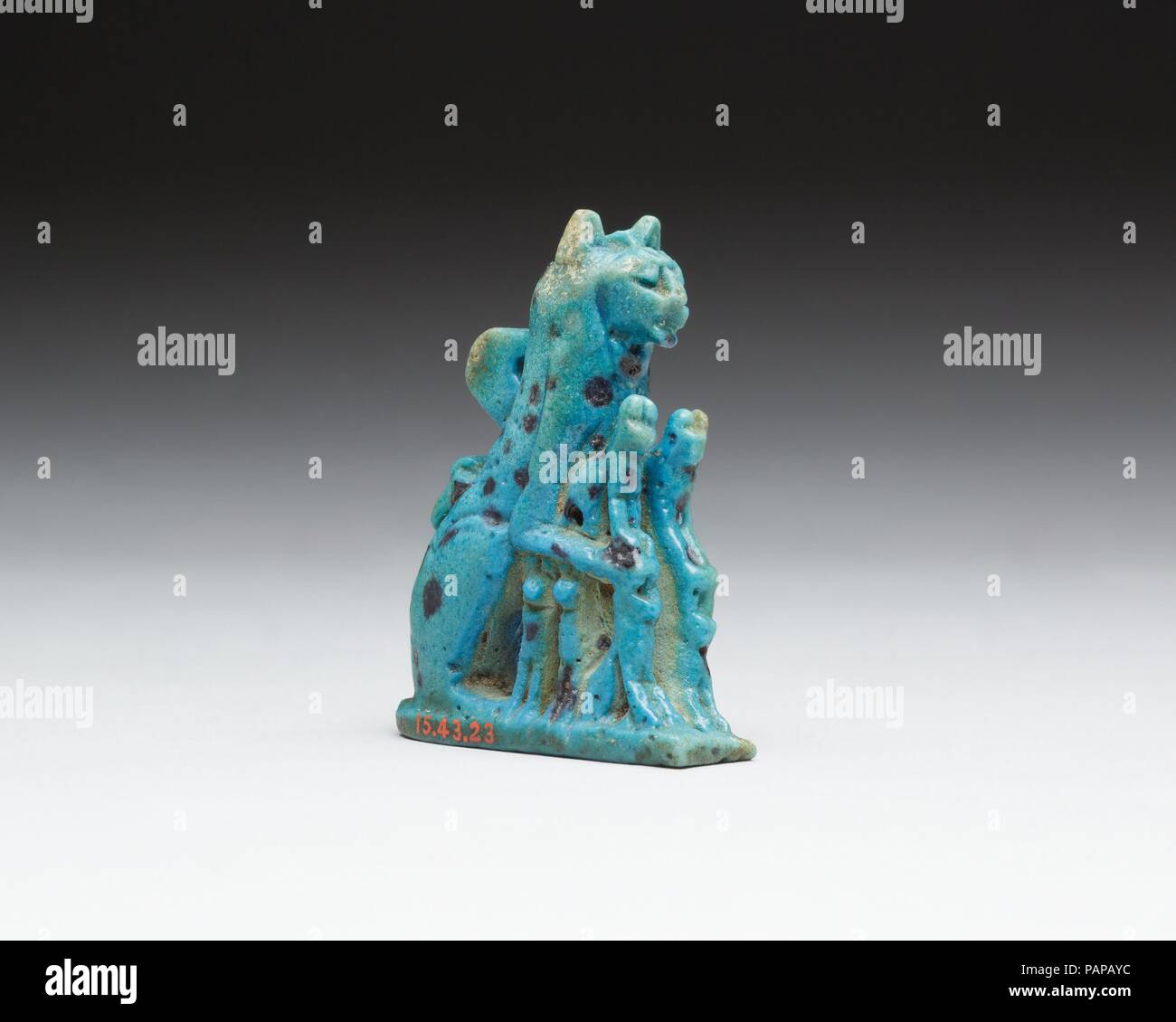 Cat amuleto. Dimensioni: H. 4,8 × W. 1.4 × D. 3,8 cm (1 7/8 × 9/16 x 1 1/2 in.). Dynasty: Dynasty 21-25. Data: ca. 1070-664 A.C.. Questa figura è parte di un repertorio di figure create in un distintivo spotted faience da Dynasty 22 in dynasty 26. Il centro di produzione è stato il Delta orientale, in particolare Bubastis e Tanis; questa è stata una zona dove nei pressi di popoli orientali da lungo tempo era stato intessuto nella popolazione; in questo momento è stato anche un centro per la liquidazione di Libia popoli tribali. Forse queste condizioni influenzato questa particolare produzione. Attraverso il loro aspetto, la fig Foto Stock