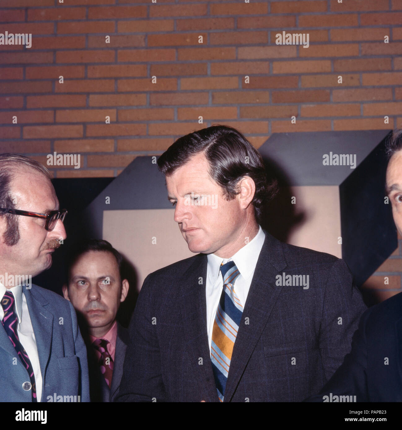 Der amerikanische Senatore Edward Ted Kennedy bei einem Besuch a Bonn, Deutschland 1971. Senatore americano Edward Ted Kennedy in visita a Bonn, Germania 1971. Foto Stock