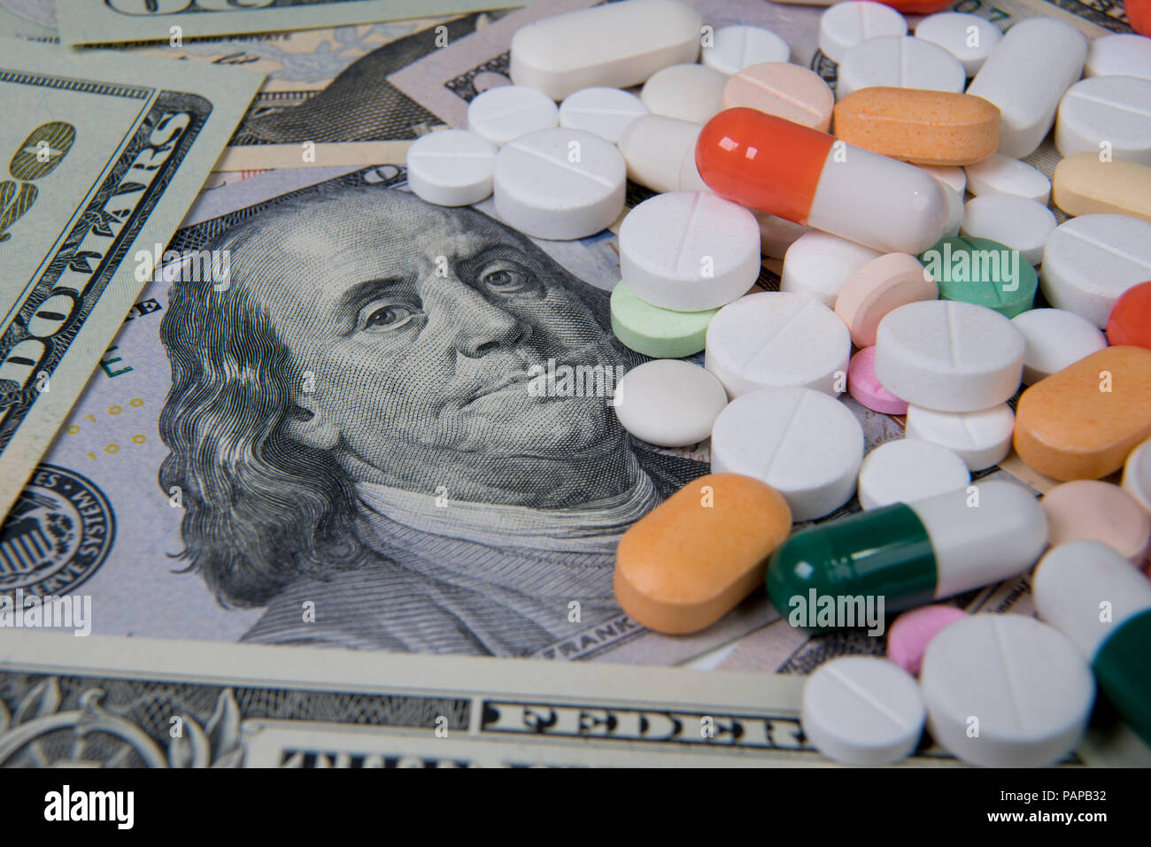 Diversi medicinali sul dollaro USA. La crescita del costo delle cure sanitarie. Foto Stock