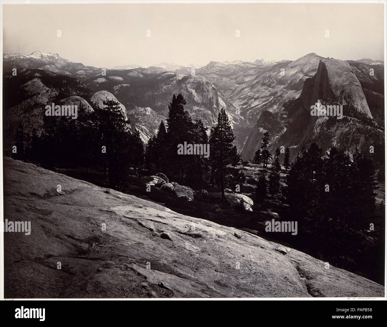 Vista dalla cupola sentinella, Yosemite. Artista: Carleton E. Watkins (American, 1829-1916). Dimensioni: Immagine 1: 40,3 × 52,1 cm (15 7/8 × 20 1/2 in.) Montare 1: 53,4 x 68.7cm (21 x 27 1/16in.) l'immagine 2: 40,0 x 52,5 cm (15 3/4 x 20 11/16 in.) Montare 2: 53,3 x 68.8cm (21 x 27 1/16in.) immagine 3: 40,8 x 52,5 cm (16 1/16 x 20 11/16in.) Montare 3: 53,2 x 68.7cm (20 15/16 x 27 1/16 poll.). Data: 1865-66. Carleton Watkins ha reso il suo nome con vedute della valle di Yosemite, che ha fotografato più volte su un periodo di venti anni, con inizio nel 1861. Da quel tempo egli era un praticante di virtuoso della difficile bagnato Foto Stock