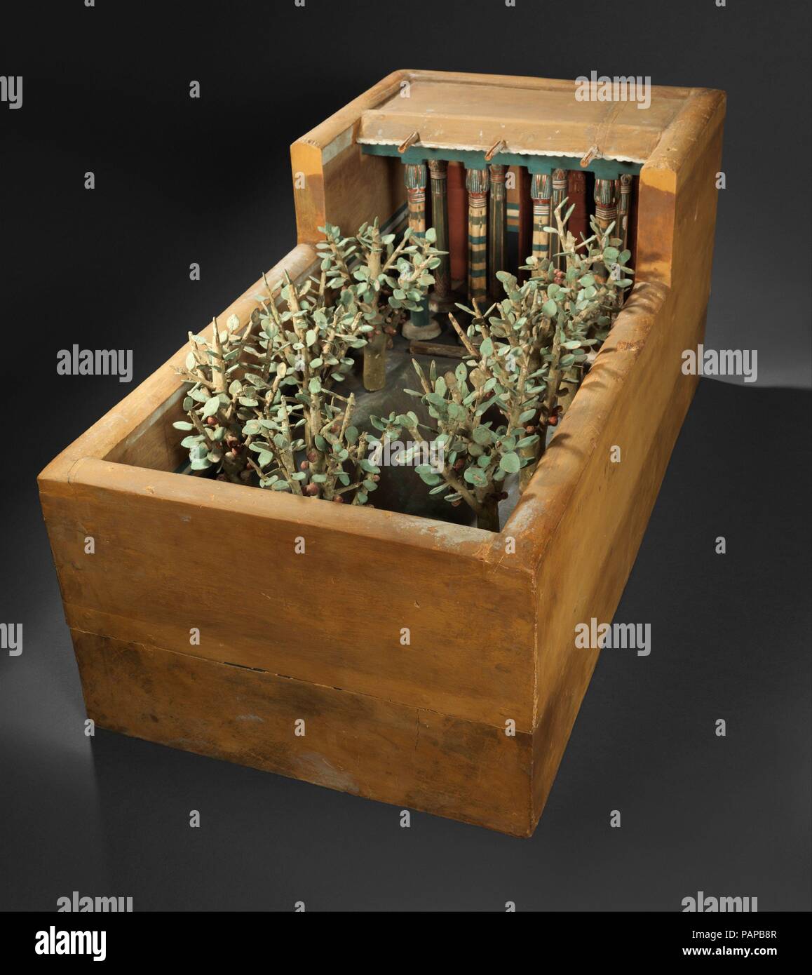 Modello di un portico e giardino. Dimensioni: L. 84,4 cm (33 1/4); W. 42,5 cm (16 3/4 in); H. 39,5 cm (15 9/16). Dynasty: Dynasty 12. Regno: regno di Amenemhat i primi. Data: ca. 1981-1975 A.C. Questo modello di un giardino e il portico è stato scoperto in una camera nascosta sul lato del passaggio che conduce nella roccia tagliata tomba del royal chief steward Meketre, che ha iniziato la sua carriera sotto il re Nebhepetre Mentuhotep II della dinastia 11 e ha continuato a servire successivi re nei primi anni della dinastia 12. Al centro del giardino si trova un laghetto circondato da sycamore alberi di fico con frutta rossa crescente fr Foto Stock