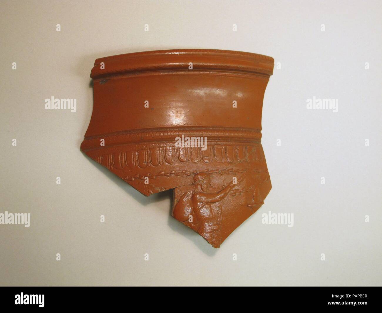 Frammenti di vaso. Cultura: Romano. Dimensioni: 3 15/16 × 1/2 × 1/4 in. (10 × 1,3 × 0,6 cm). Il satiro con sacco e torcia. Museo: Metropolitan Museum of Art di New York, Stati Uniti d'America. Foto Stock