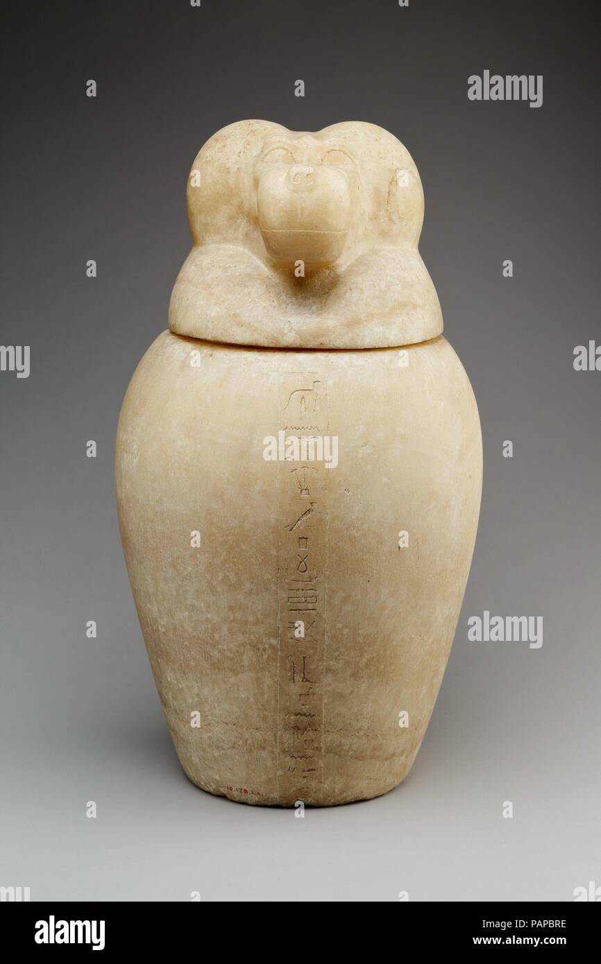 Vaso canopi con un babbuino capo-coperchio (Hapy). Dimensioni: vaso con coperchio: H. 41,5 cm (16 5/16 in); massima diam. 23 cm (9 1/6 in) JAR: H. 28.5cm (11 1/4 poll.); profondità (interno) 25,7 cm (10 1/8 in.); base diam. 14,4 cm (5 11/16 in.); rim diam. 13,6 cm (5 3/8 poll.); circ. 72,2 cm (28 7/16 in.) Coperchio: H. 14,5 cm (5 11/16 in.); w. 16,9 cm (6 5/8 in.); d. 18.2 cm (7 3/16 in.); piede diam. 12,8 cm (7 3/16 in.). Dynasty: Dynasty 26. Data: 664-525 A.C. Vasi canopi sono state realizzate per contenere i visceri imbalsamato rimosso dal corpo nel processo di mummificazione. Gli organi sono stati posti sotto la protezione Foto Stock
