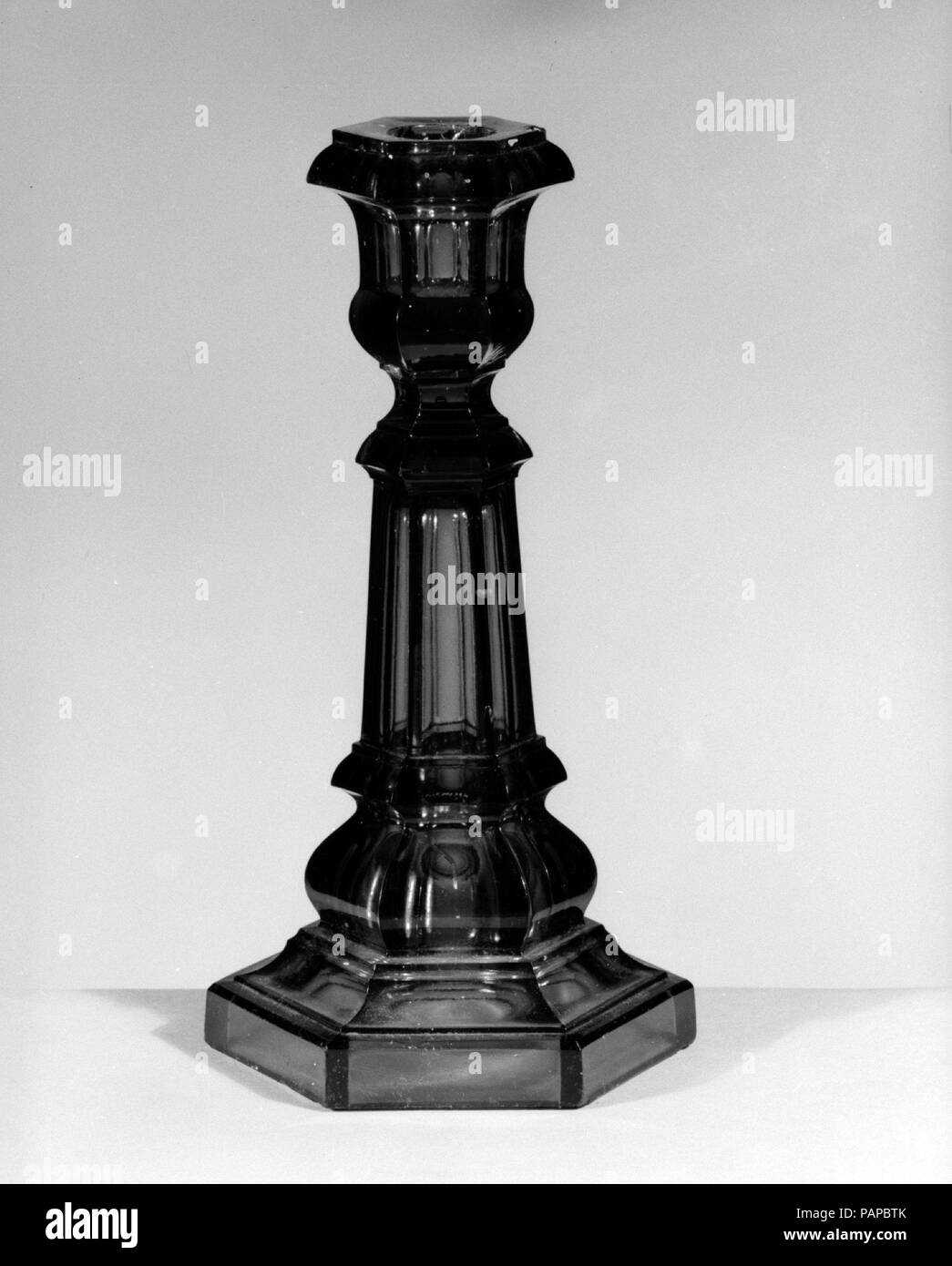 Candelabro. Cultura: American. Dimensioni: H. 7 5/8 in. (19,4 cm). Data: 1860-70. Museo: Metropolitan Museum of Art di New York, Stati Uniti d'America. Foto Stock