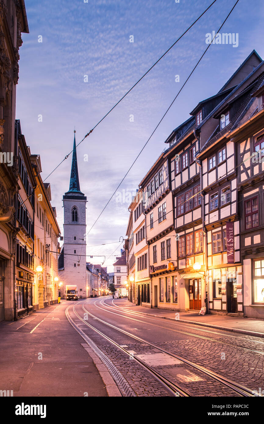 Street view con il campanile della chiesa presso il centro storico della città di Erfurt in Germania Foto Stock