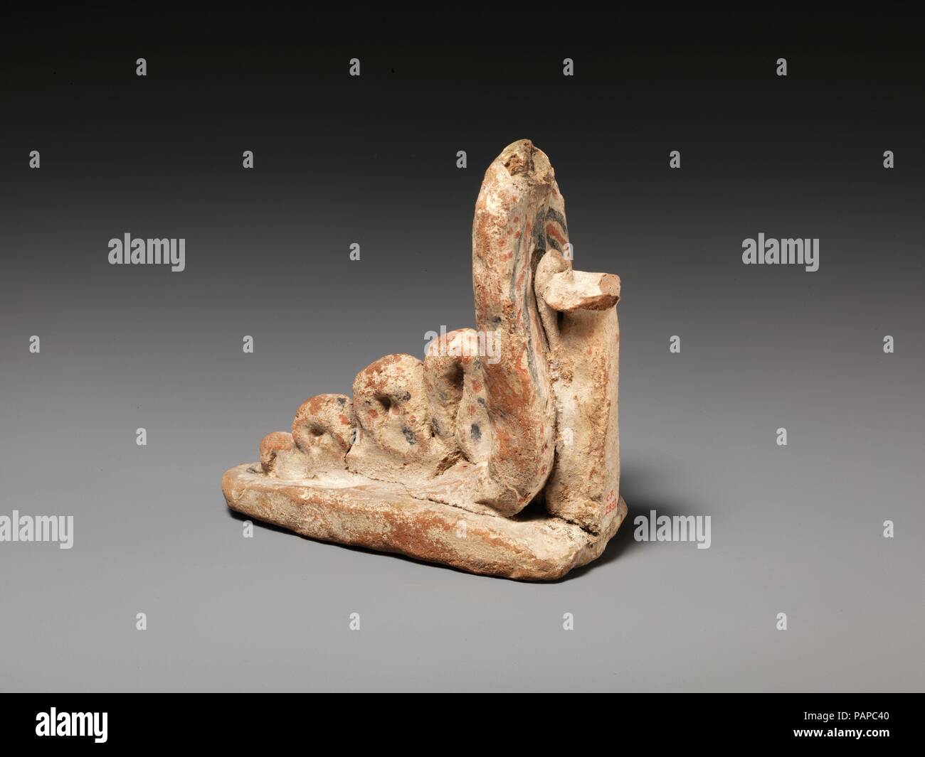 In terracotta di figurine di snake. Cultura: cipriota. Dimensioni: H. 5 7/16 in. (13,8 cm) L. 5 11/16 in. (14,5 cm). Data: del V secolo A.C. La parte anteriore del cobra è attaccato ad una colonna con una ciotola poco profonda, probabilmente un offerta di religiosi, sulla parte superiore. Tra la coppa e il cobra può essere un bambino serpente con testa mancante. Il pezzo è simile a esempi egiziano. Museo: Metropolitan Museum of Art di New York, Stati Uniti d'America. Foto Stock