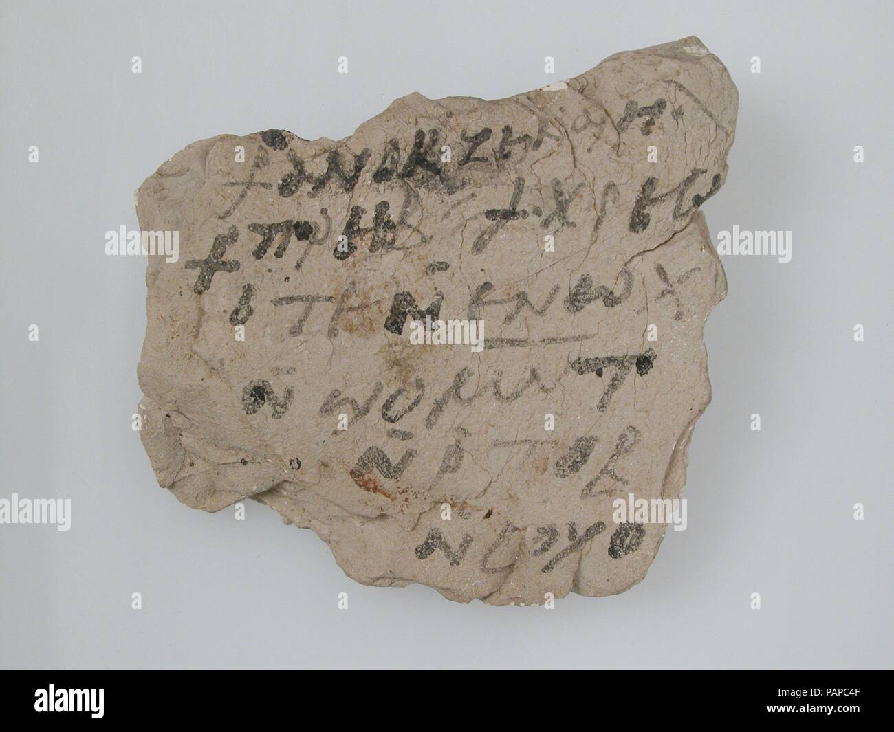 Ostrakon. Cultura: copto. Dimensioni: 4 9/16 x 4 15/16 in. (11,6 x 12,6 cm). Data: 7. secolo. Museo: Metropolitan Museum of Art di New York, Stati Uniti d'America. Foto Stock