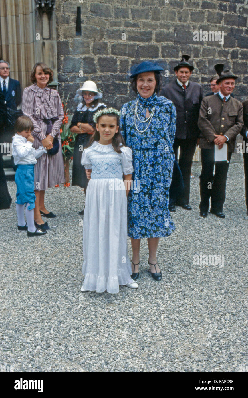 Gäste bei der Hochzeit von Erbprinz Ernst August von Hannover mit Chantal Hochuli auf Schloß Marienburg bei Hannover, Deutschland 1981. Valutazione delle nozze di erede al trono Ernst August von Hannover con Chantal Hochuli al Castello di Marienburg vicino Hannover, Germania 1981. Foto Stock