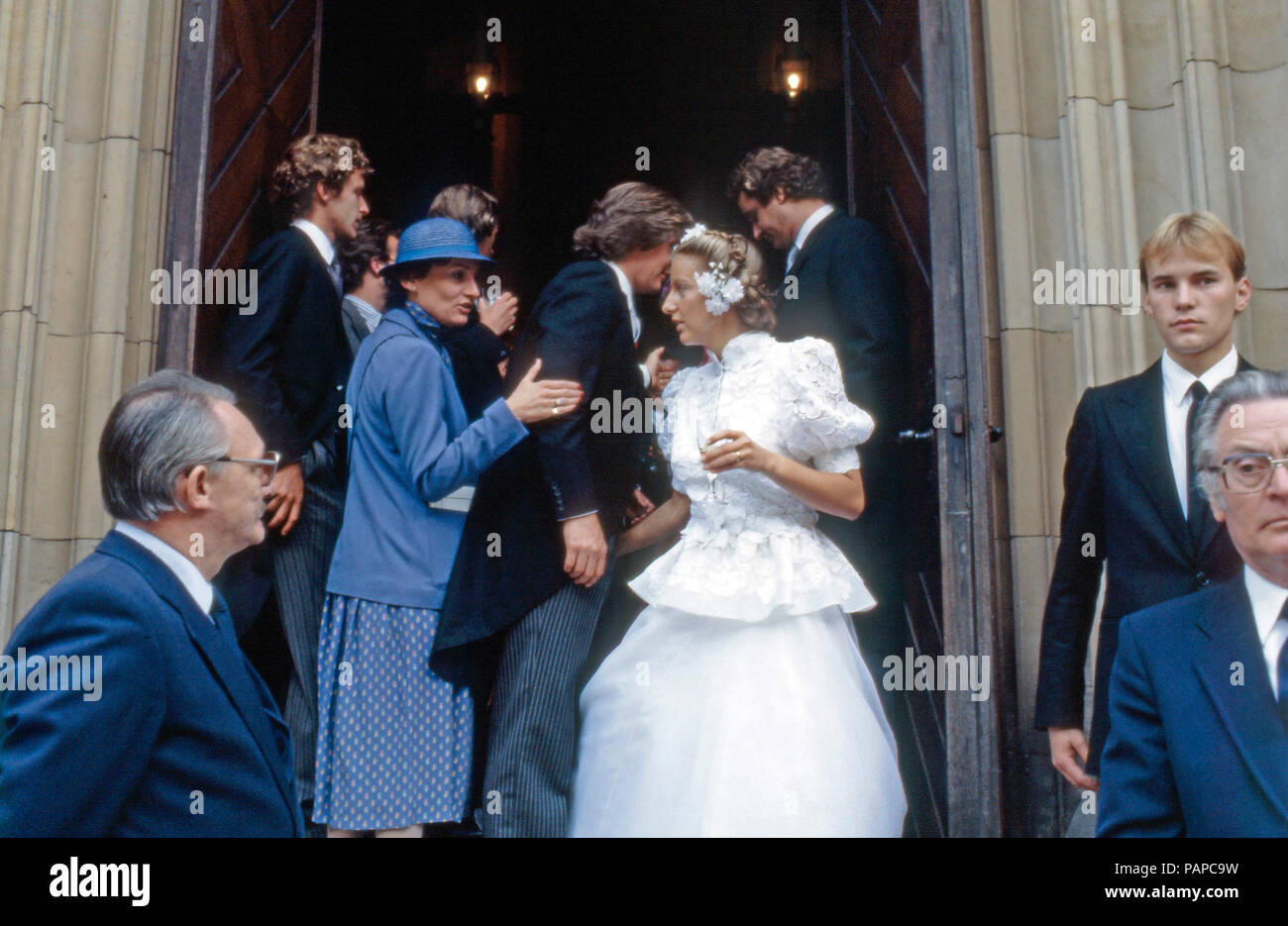 Erbprinz Ernst August von Hannover bei circuizione Hochzeit mit Chantal Hochuli auf Schloß Marienburg bei Hannover, Deutschland 1981. Erede al trono Ernst August von Hannover alle nozze con Chantal Hochuli al Castello di Marienburg vicino Hannover, Germania 1981. Foto Stock