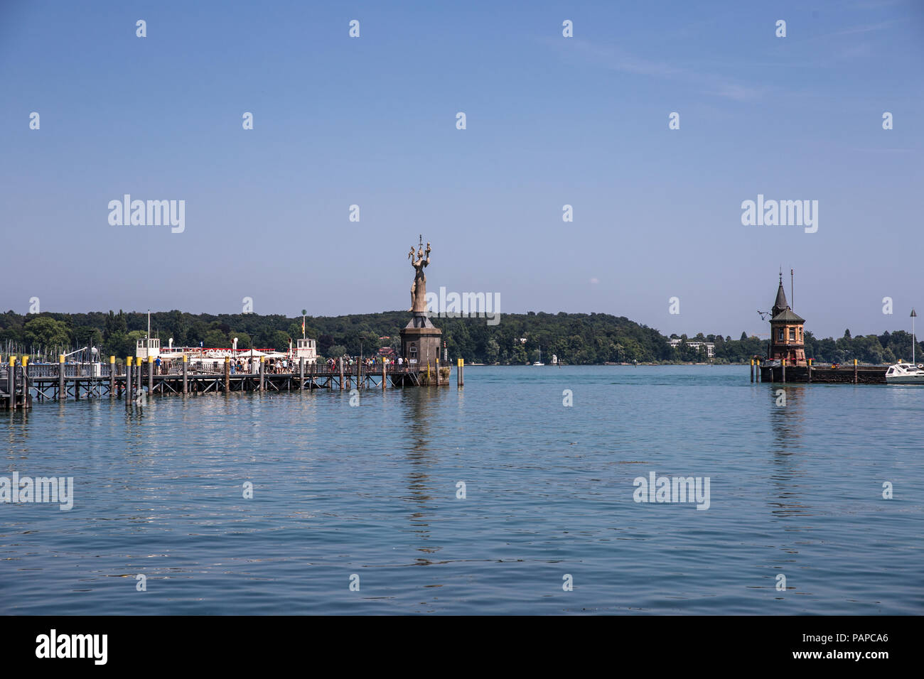 Imperia statua nel porto di Konstanz città con una vista del lago di Costanza. Konstanz è una città che si trova nell'angolo sud-ovest della Germania sui confini wit Foto Stock