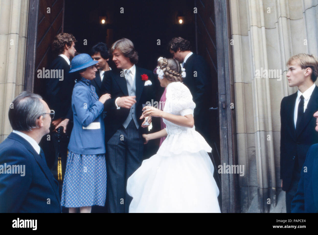 Erbprinz Ernst August von Hannover bei circuizione Hochzeit mit Chantal Hochuli auf Schloß Marienburg bei Hannover, Deutschland 1981. Erede al trono Ernst August von Hannover alle nozze con Chantal Hochuli al Castello di Marienburg vicino Hannover, Germania 1981. Foto Stock