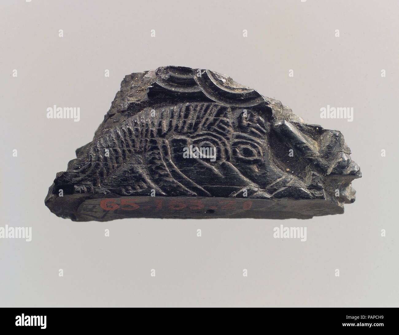 Frammento di placca. Cultura: l'Iran. Dimensioni: 0,59 x 1,42 x 0,39 in. (1,5 x 3,61 x 0,99 cm). Data: ca. Ix secolo A.C.. Museo: Metropolitan Museum of Art di New York, Stati Uniti d'America. Foto Stock