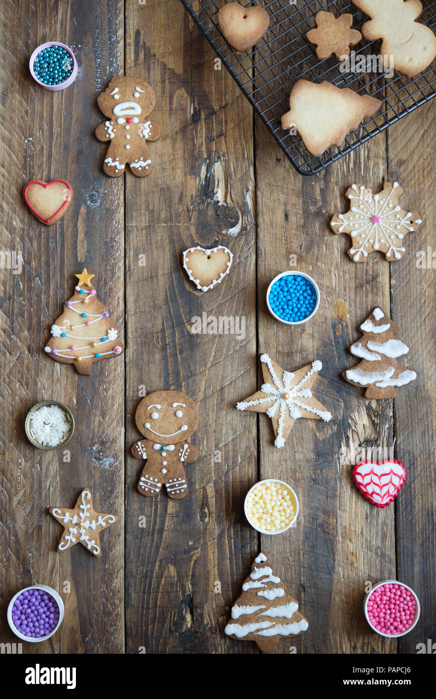 Decorate e incompiuta gingerbread cookie su legno Foto Stock