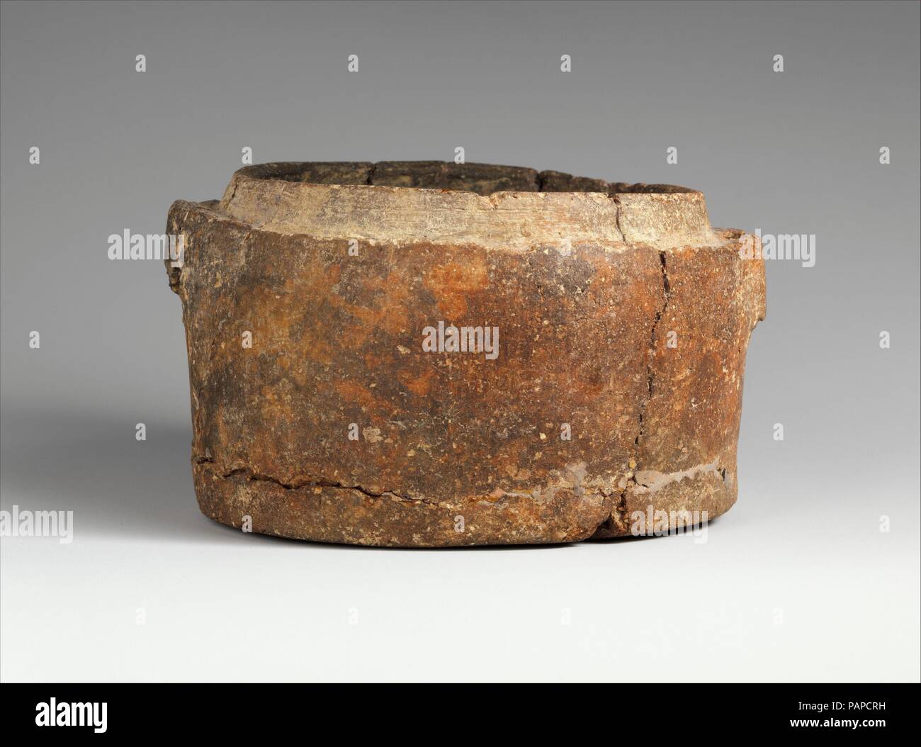 Scatola in terracotta di un pyxis (piccola scatola). Cultura: tradizionale delle Cicladi. Dimensioni: 2 5/8 x 3 7/8 in. (6,7 × 9,8 cm) di larghezza (larghezza w/ orecchie): 4 1/4 in. (10,8 cm). Data: ca. 3000-2800 A.C. Verticale con orecchie forate su entrambi i lati e un labbro sagomato per mantenere il coperchio in posizione. Museo: Metropolitan Museum of Art di New York, Stati Uniti d'America. Foto Stock