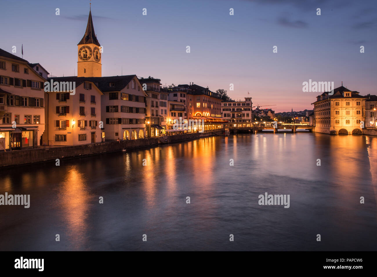 Limmat riverside con chiese famose in Zuerich, Svizzera Foto Stock