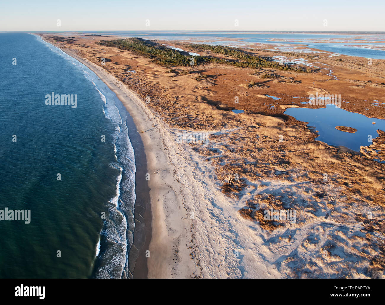 Stati Uniti d'America, Virginia, veduta aerea della Virginia costa Riserva, Oceano Atlantico, spiaggia e marsh nella luce della sera Foto Stock
