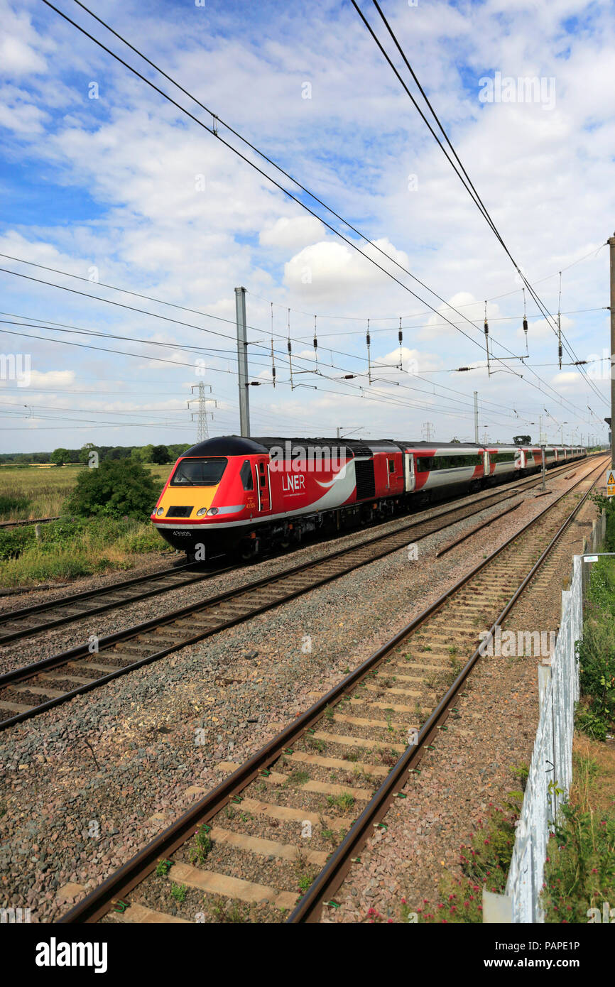 Treno LNER 43305, a Londra e a nord est della ferrovia, East Coast Main Line Railway, Peterborough, CAMBRIDGESHIRE, England, Regno Unito Foto Stock