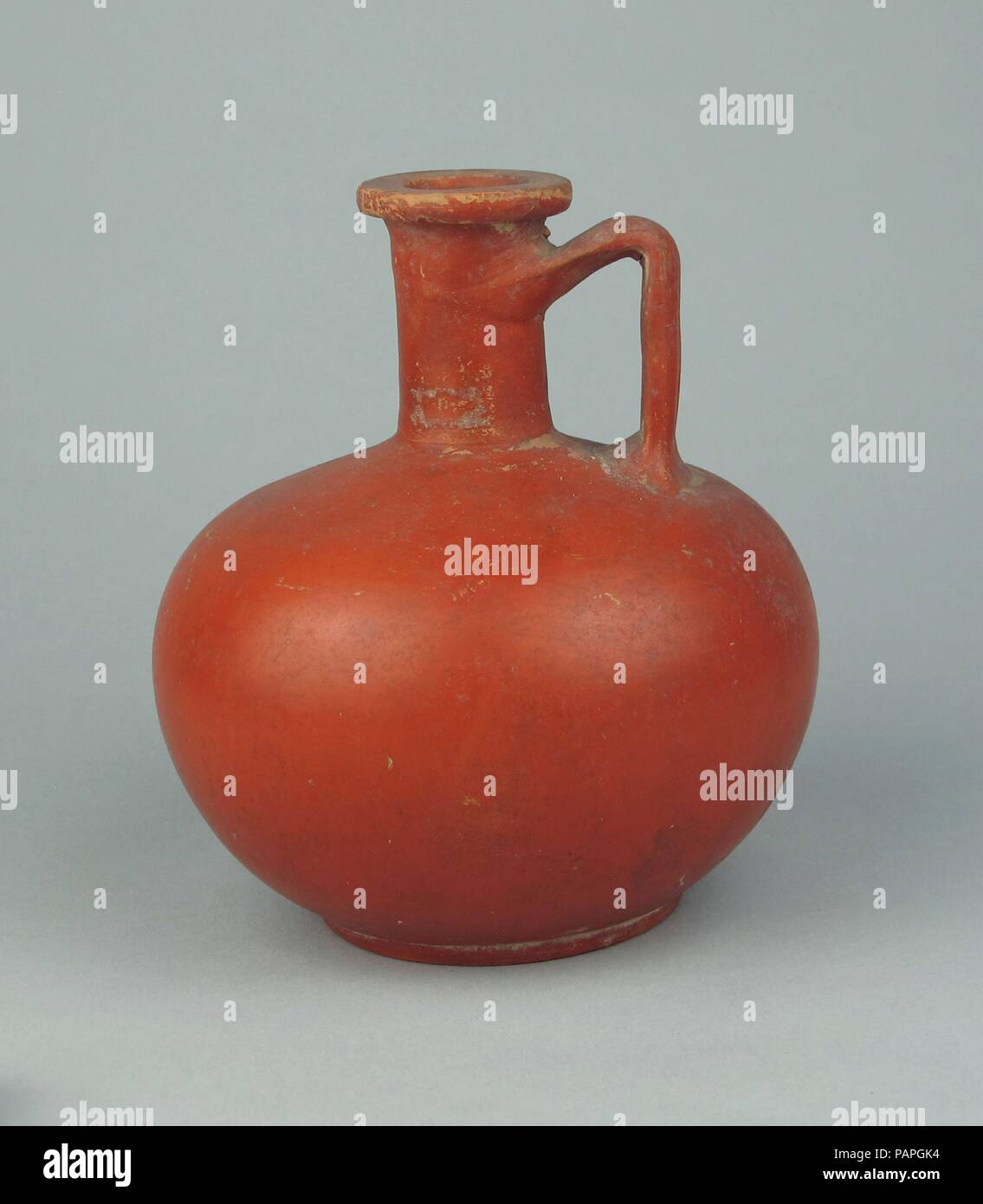Brocca in terracotta. Cultura: Romano. Dimensioni: 5 7/8a. (14.9cm). Rosso-brocca smaltata con una maniglia. Museo: Metropolitan Museum of Art di New York, Stati Uniti d'America. Foto Stock