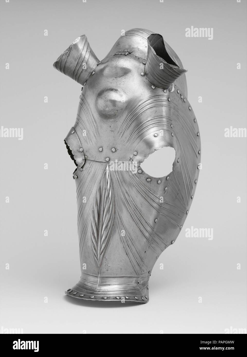 Shaffron (testa di cavallo difesa). Cultura: tedesco, probabilmente di Norimberga. Dimensioni: H. 25 a. (63,5 cm); W.13 1/2 in. (34,3 cm); D. 12 1/2 in. (31,8 cm); Wt. 7 lb. 2 oz. (3218 g). Data: ca. 1515-20. Questo shaffron è degno di nota non solo per le sue grandi dimensioni ma anche per la singolare qualità scultorea impartita dal coraggiosamente una cordata doppie creste e la borchia sulla fronte. Le superfici rigate hanno aumentato la rigidità della piastra ma serviva anche per alleggerire il shaffron's forma massiccia. Questo pezzo di armor esemplifica il nuovo distintivo di moda per pieghe di armatura che sviluppato in Germania nei primi s Foto Stock