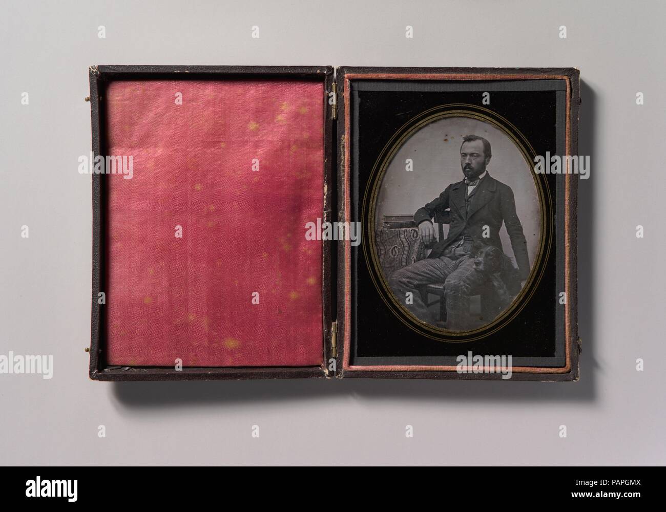 [Uomo seduto a tavola con cane]. Artista: Sconosciuto (Francese). Dimensioni: Immagine: 9.1 x 7.1 cm (3 9/16 x 2 13/16 in.), Piastra: 12,2 x 9,2 cm (4 13/16 x 3 5/8 in.): 1,6 x 13,3 x 10,3 cm (5/8 x 5 1/4 x 4 1/16 in.). Data: 1840s. Museo: Metropolitan Museum of Art di New York, Stati Uniti d'America. Foto Stock