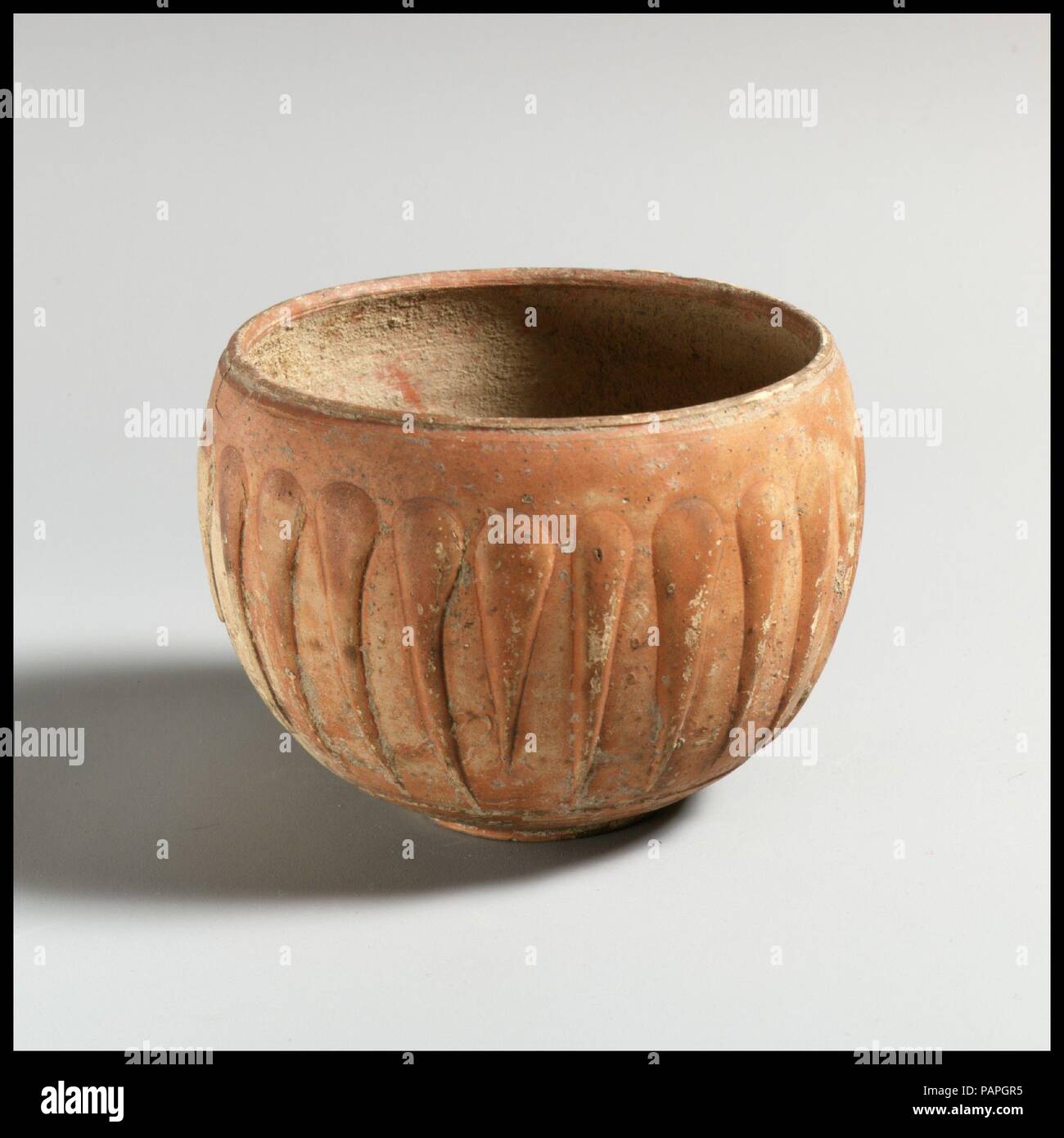 Recipiente in terracotta. Cultura: Romano. Dimensioni: H. 2 11/16 in. (6,8 cm) di diametro 3 11/16 in. (9.4 cm). Data: ca. A.D. 1-330. Orange Bowl vetrata con design barbotine di nervature in rilievo. Museo: Metropolitan Museum of Art di New York, Stati Uniti d'America. Foto Stock