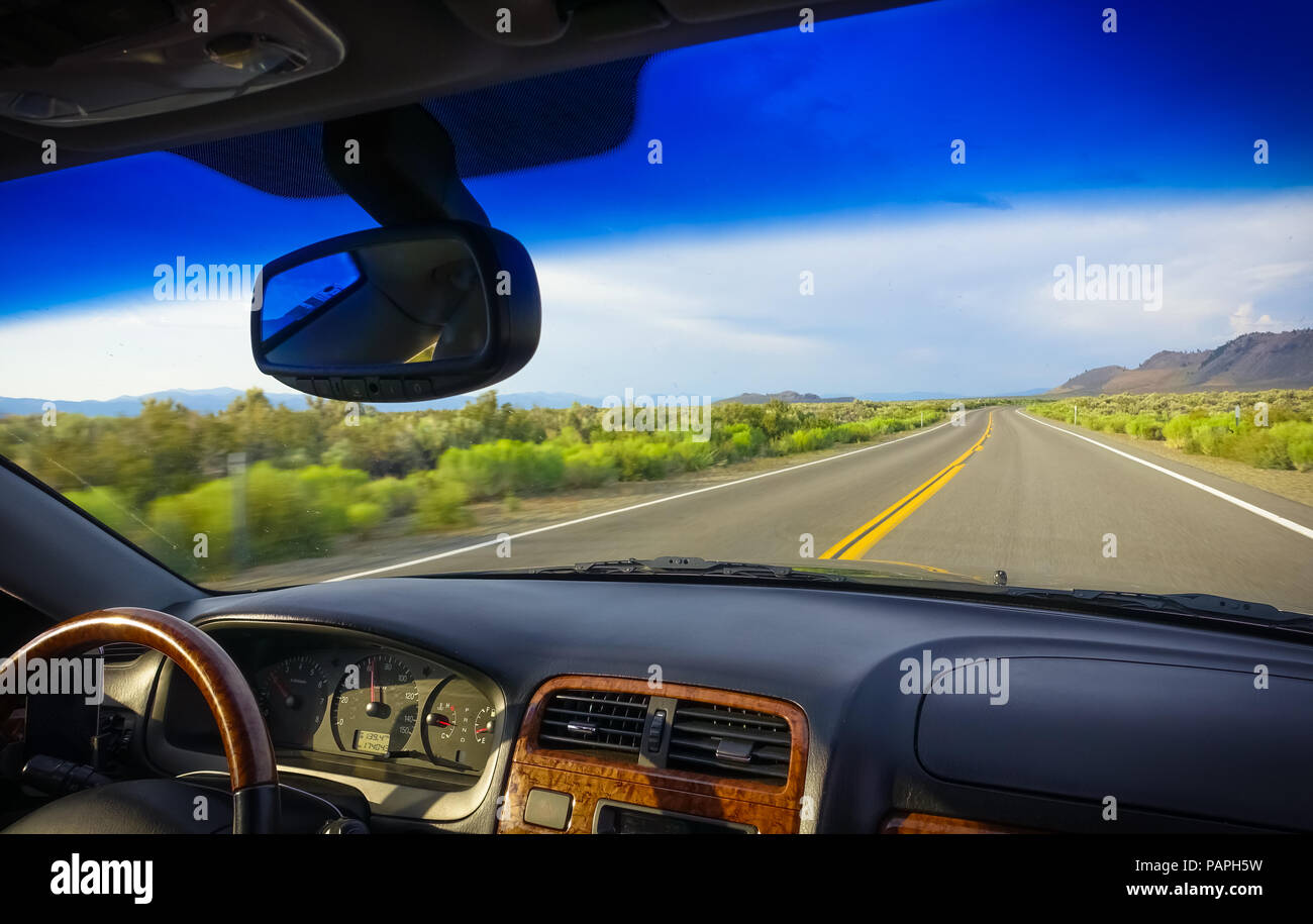 Per interni auto e aprire la vista stradale durante il viaggio su strada attraverso la Sierra orientale vicino Lago Mono, California Foto Stock