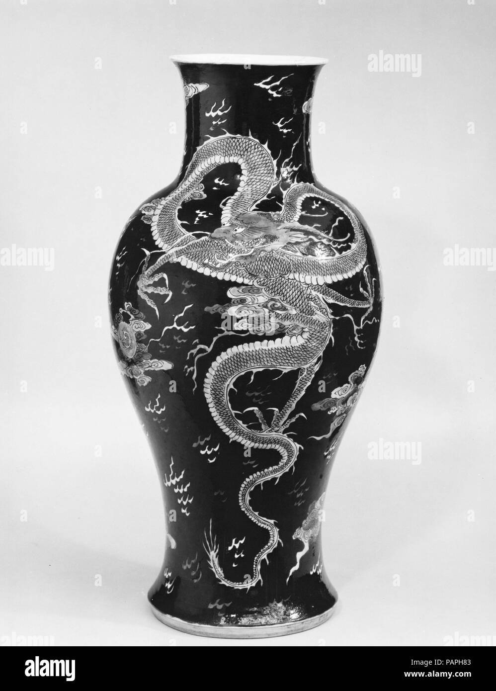 Vaso. Cultura: la Cina. Dimensioni: H. 17 1/2 in. (44,5 cm). Museo: Metropolitan Museum of Art di New York, Stati Uniti d'America. Foto Stock