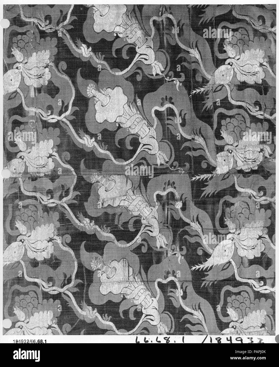 Pezzo. Cultura: Italiano o Francese. Dimensioni: L. 62 1/2 x W. 42 pollici (158.8 x 106,7 cm). Data: ca. 1710. Pannelli come questo--con la sua straordinaria pattern nella lunga ripetizione--sono stati chiamati "bizzarro" dallo studioso danese Slomann, che pensavano di essere fabbricato in India. La maggior parte degli studiosi li considerano un esotico fase nella storia dell' Unione la tessitura della seta. Museo: Metropolitan Museum of Art di New York, Stati Uniti d'America. Foto Stock