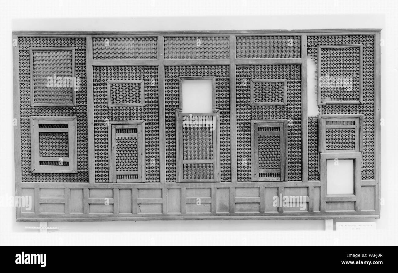 Schermo Mashrabiyya. Dimensioni: H. 64 a. (162,6 cm) W. 120 a. (304,8 cm) D. 2. (5.1 cm). Data: XV-XVI secolo. Il mashrabiyya, uno schermo di legno, mostra una variazione della finestra di progettazione, con piccole aperture che sono di forma rettangolare anziché a ferro di cavallo a forma di arco. Attraverso queste aperture lo spettatore potesse osservare il mondo esterno senza essere notato. Museo: Metropolitan Museum of Art di New York, Stati Uniti d'America. Foto Stock