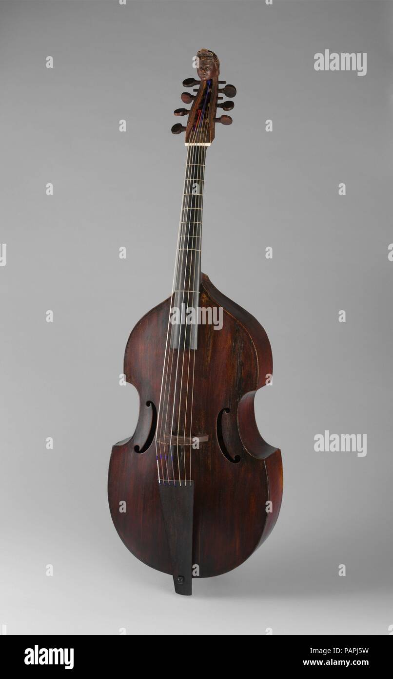 Stringa di sette Bass v141. Cultura: francese. Dimensioni: Altezza: 51 15/16 in. (132 cm Larghezza: 16 1/8 in. (41 cm) Profondità: 9 13/16 in. (25 cm). Autore: Nicolas Bertrand (1686-1735). Data: 1720. Questo strumento conserva il suo collo originale che è stato riformulato quando la V141 è stato convertito in un violoncello, probabilmente alla fine del XVIII o del XIX secolo. Bass viols di origine francese includono sette stringhe, un'invenzione del francese vioi player Jean de Sainte-Colombe (fl. 1658-87, morto da 1701). Nicolas Bertrand, uno dei più celebri artefici di viols, incorporato questa funzione nel suo bass viols. Il Museu Foto Stock