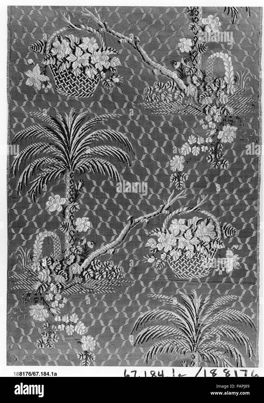 Pezzi (8). Cultura: eventualmente spagnolo. Dimensioni: a) L. 39 1/2 x W. 20 1/2 pollici (telaio) (100,3 x 52,1 cm) b) L. 114 3/4 x W. 41 pollici (291.5 x 104,1 cm). Data: XVIII secolo. Deliziosamente fantasiosa sete sono state prodotte per la vasta-fiancheggiò abiti del XVIII secolo, specialmente in Francia e Inghilterra. Questa, con la sua ingenuità ma straordinaria combinazione di familiarità e motivi insoliti, non rientrano in nessuna delle categorie stabilite. Forse è stato intessuto in Spagna, la cui industria della seta è stato ravvivato da tessitori da Lione a metà del XVIII secolo. Museo: Metropolitan Museu Foto Stock