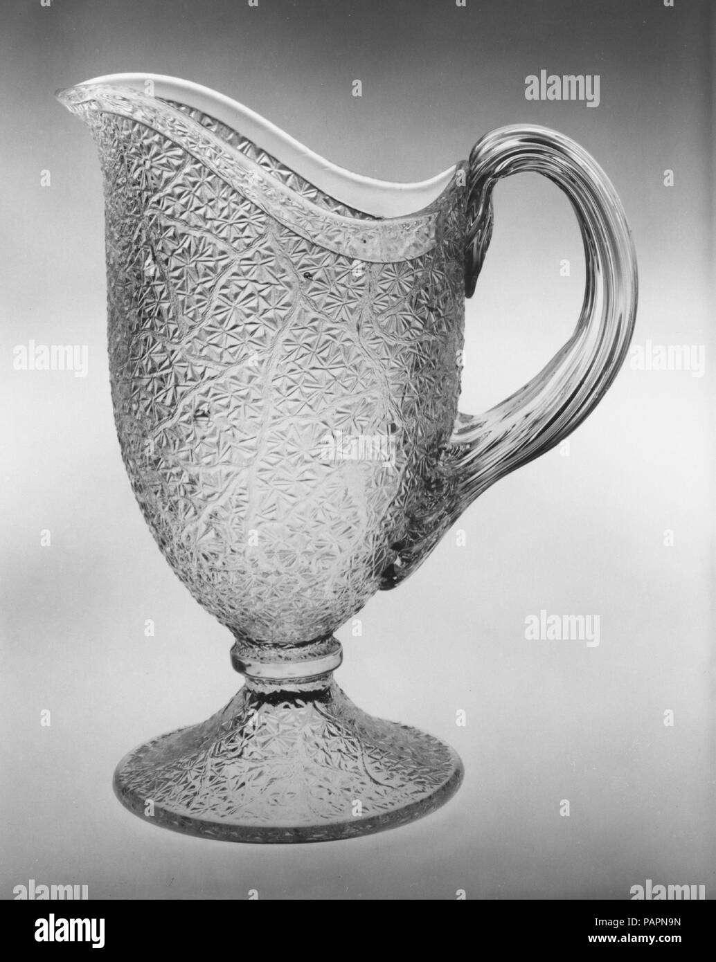 Albero della vita anfora. Cultura: American. Dimensioni: 9 5/16 x 8 in. (23,7 x 20,3 cm). Autore: George Duncan e figli (1874-1891); eventualmente Portland Glass Company (1864-73) o. Data: ca. 1865-85. Museo: Metropolitan Museum of Art di New York, Stati Uniti d'America. Foto Stock