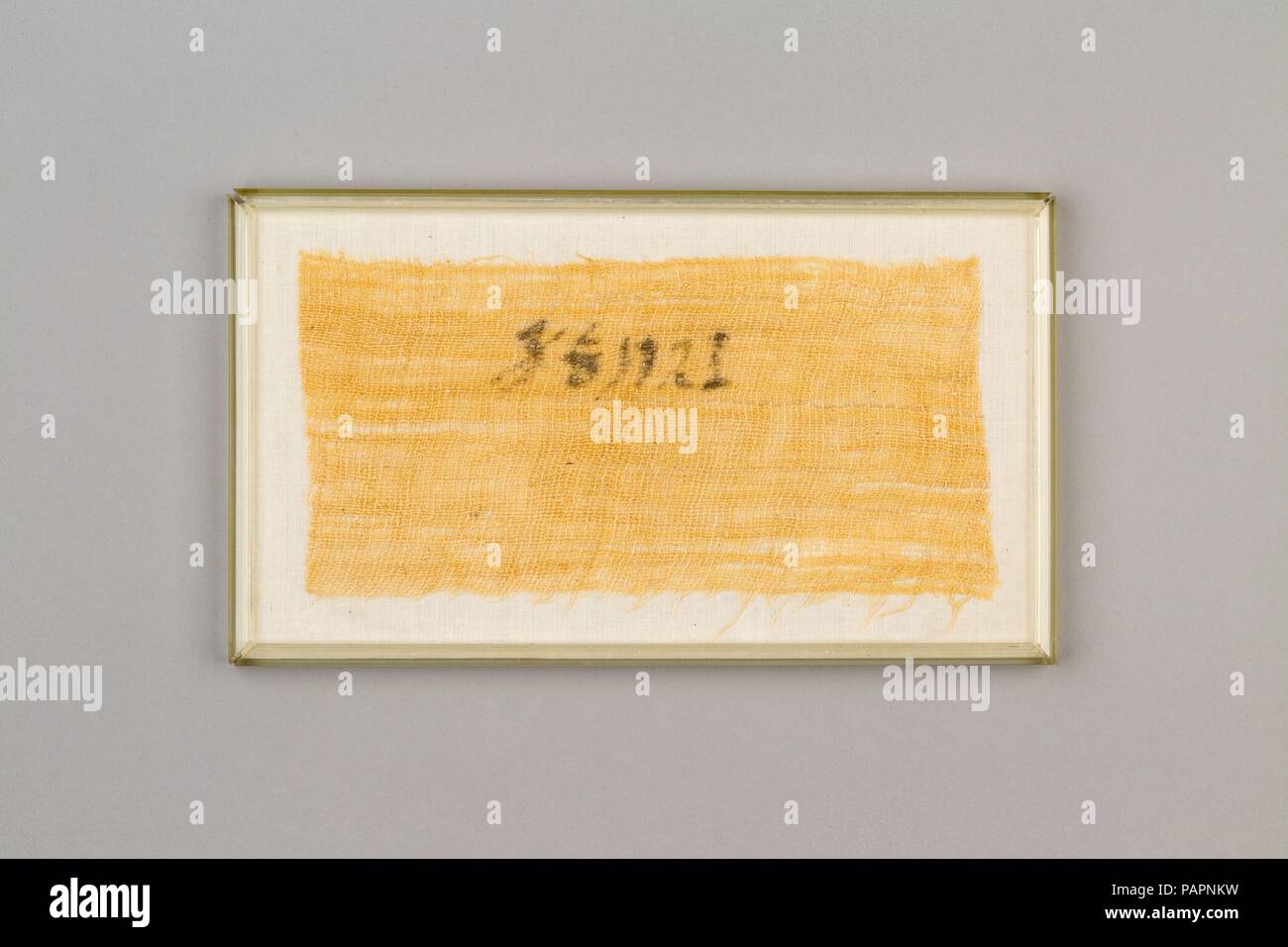 Imbalsamatori' frontalini. Dimensioni: L. 16 cm (6 5/16 in.); W. 8 cm (3 1/8 in.) incorniciato: L. 19,7 cm (7 3/4 in.); W. 11,4 cm (4 1/2 in.). Dynasty: Dynasty 18. Regno: Joint regno di Hatshepsut e Thutmosi III. Data: ca. 1479-1458 A.C. Questo pezzo di biancheria inscritto è parte di un bendaggio utilizzato nella confezione della mummia di un uomo di mezza età. Probabilmente è stato iscritto dall'imbalsamatore, come lo sono state altre quattro pezzi di biancheria usata nell'imbalsamazione (36.3.180-.183). La scrittura a mano su tutti i pezzi è lo stesso. L'uomo, il cui nome non è stato registrato, fu sepolto sul fianco di una collina al di sotto della tomba di Senenmu Foto Stock