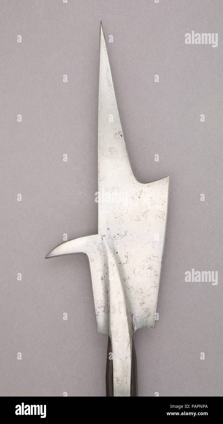 Alabarda. Cultura: Svizzera. Dimensioni: L. 82 a. (208.2 cm); L. di testa 16 3/4 in. (42,5 cm); W. 6 3/4 in. (16,6 cm); Wt. 4 libbre di 3 oz. 1899.4 (g). Data: ca. 1450. Museo: Metropolitan Museum of Art di New York, Stati Uniti d'America. Foto Stock