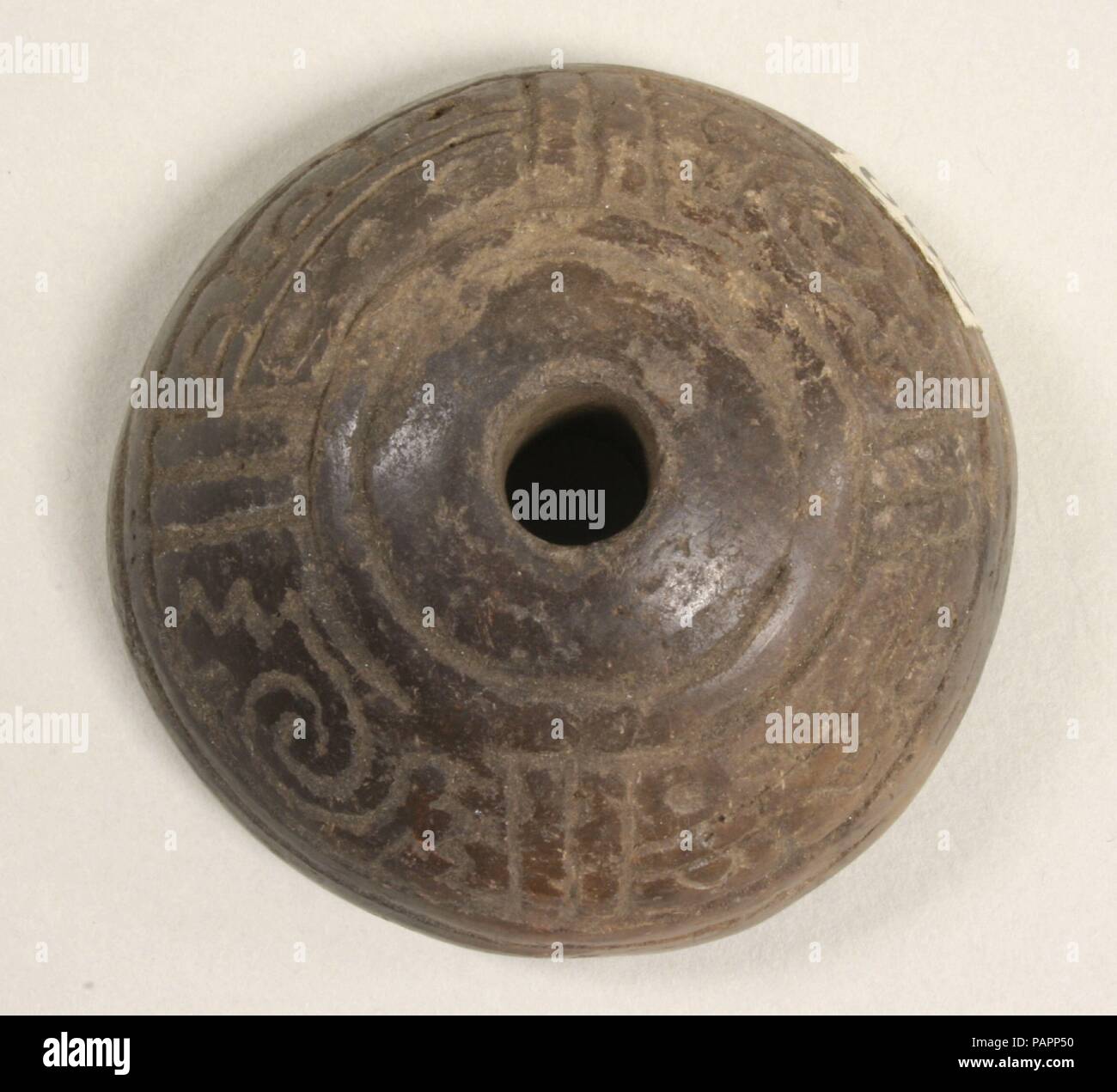 Mandrino Whorl. Cultura: messicana. Dimensioni: diametro 2-1/5 in.. Data: 10th-inizio del XVI secolo. Museo: Metropolitan Museum of Art di New York, Stati Uniti d'America. Foto Stock
